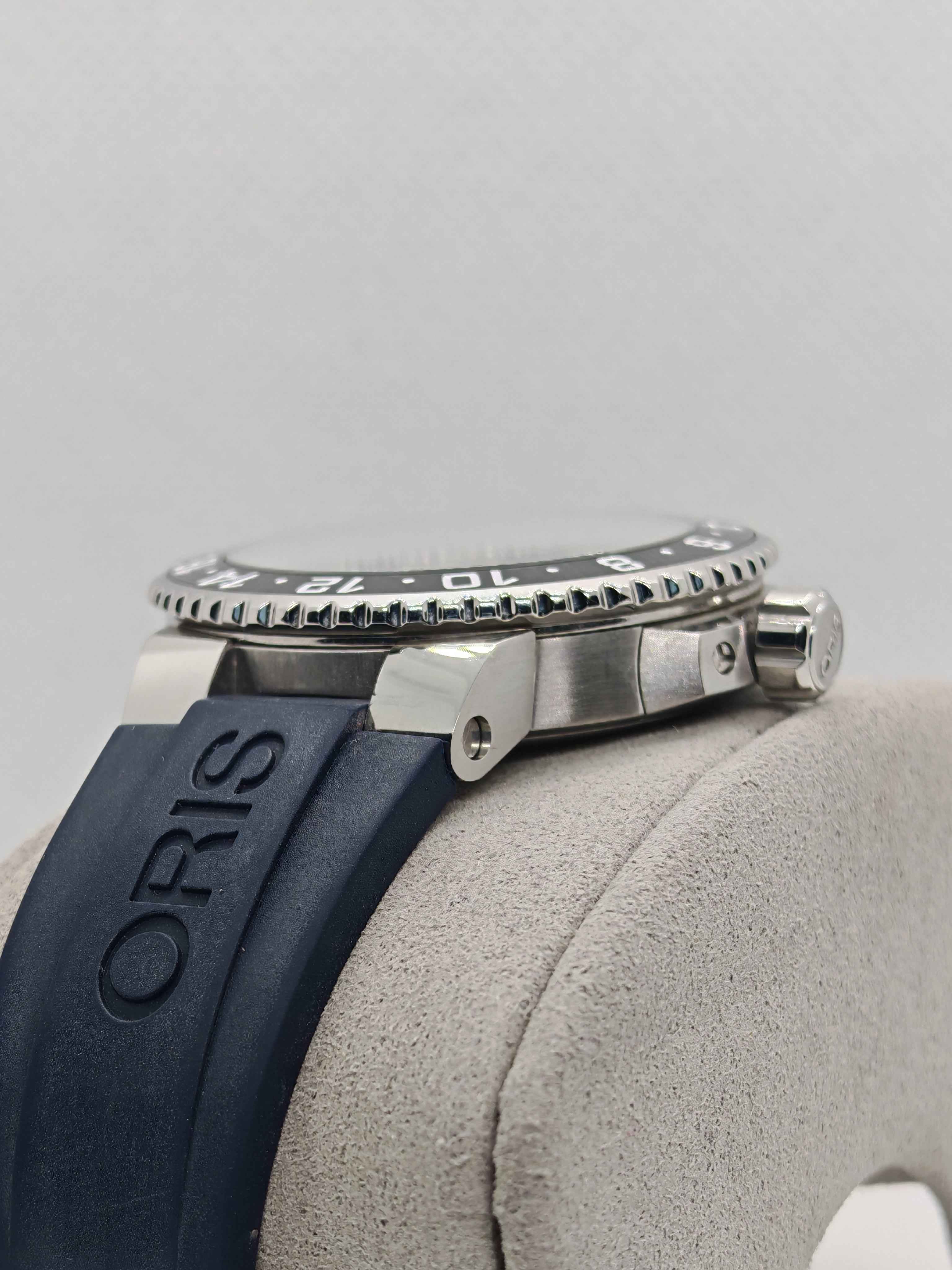 Orologio Oris con cinturino in caucciù blu e fibbia, cassa d’acciaio lucida