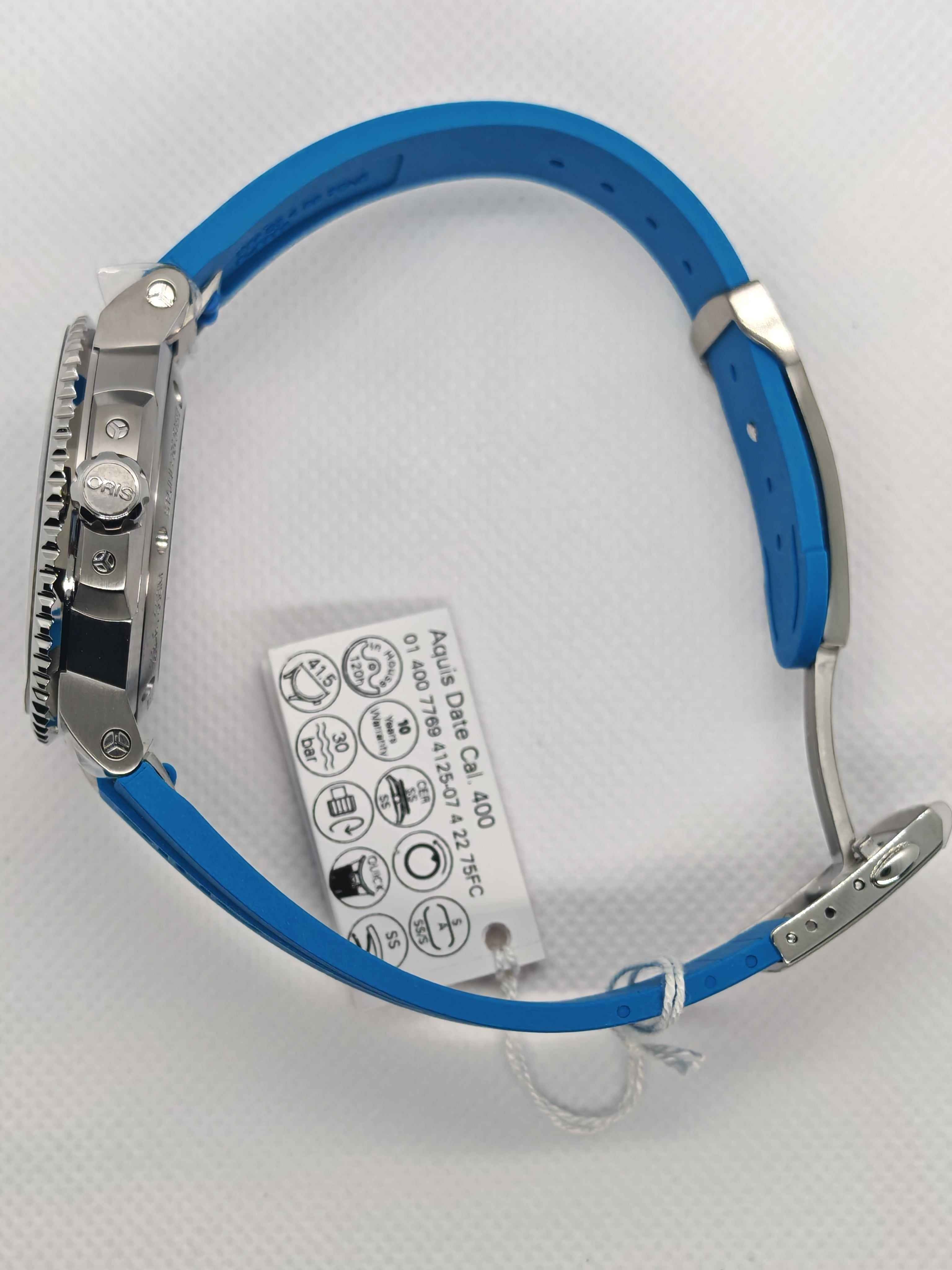 Orologio Oris con fondello e cinturino blu in caucciù, chiusura in metallo