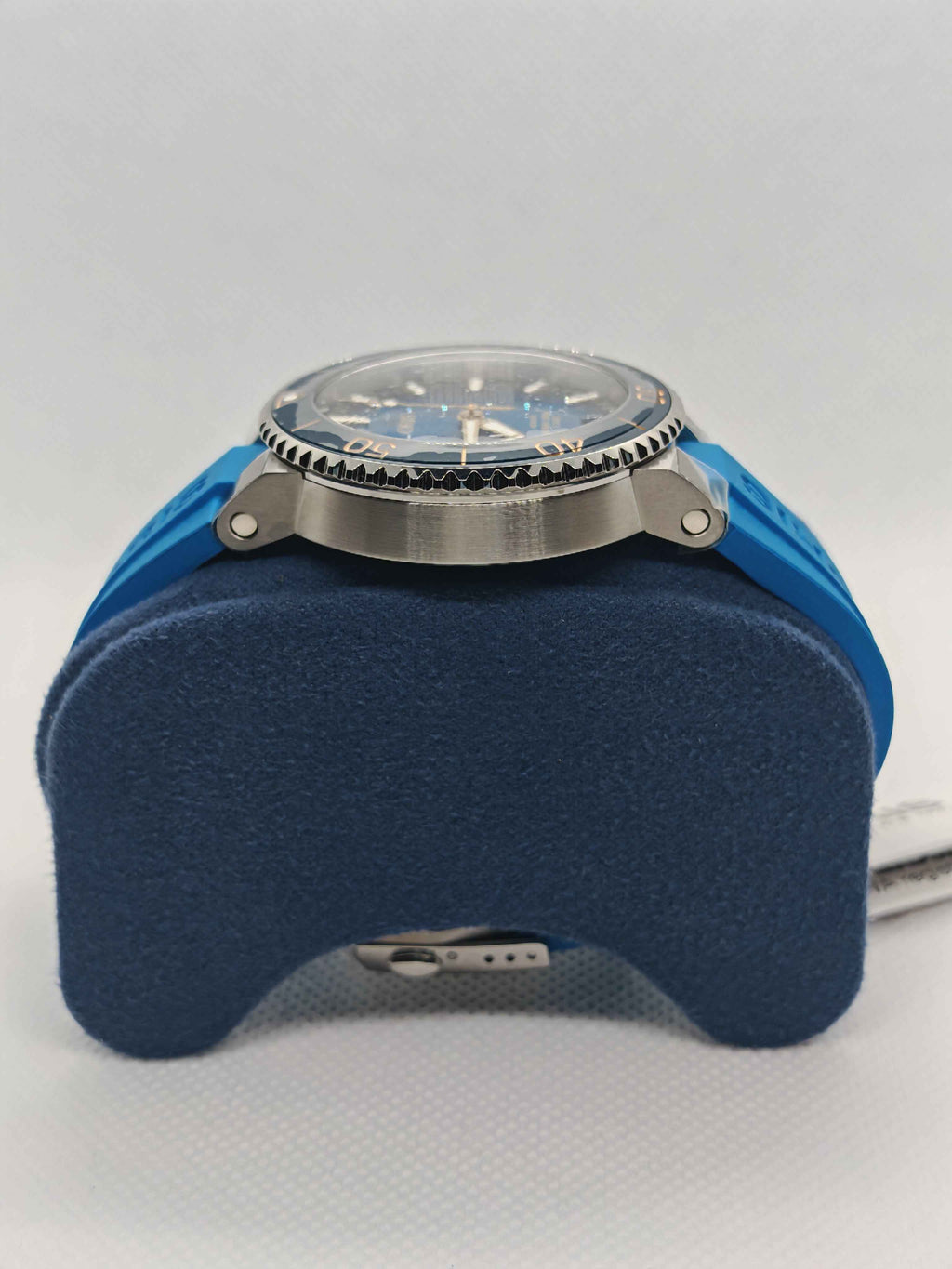 Orologio Oris con cassa in acciaio e cinturino in caucciù blu, vista laterale