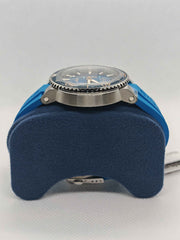 Orologio Oris con cassa in acciaio e cinturino in caucciù blu, vista laterale