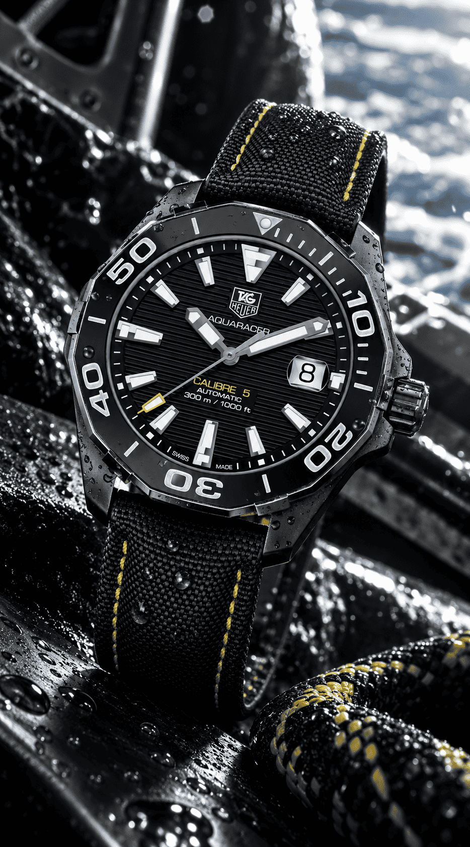 Orologio subacqueo TAG Heuer Aquaracer con quadrante nero e cinturino nero con cuciture gialle