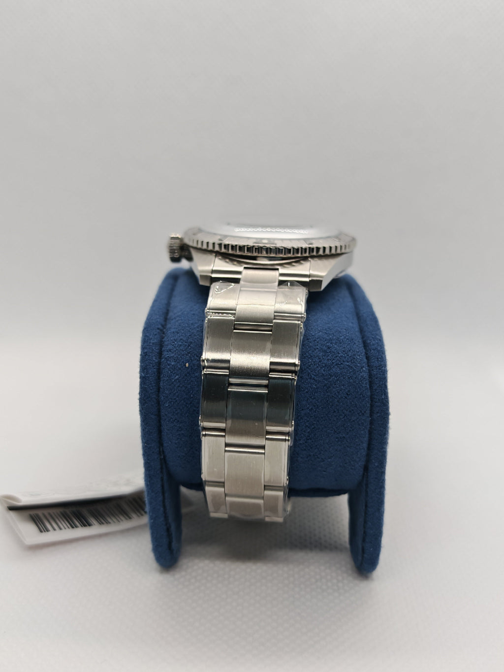 Orologio con bracciale in acciaio a maglie, cassa lucida, su supporto blu