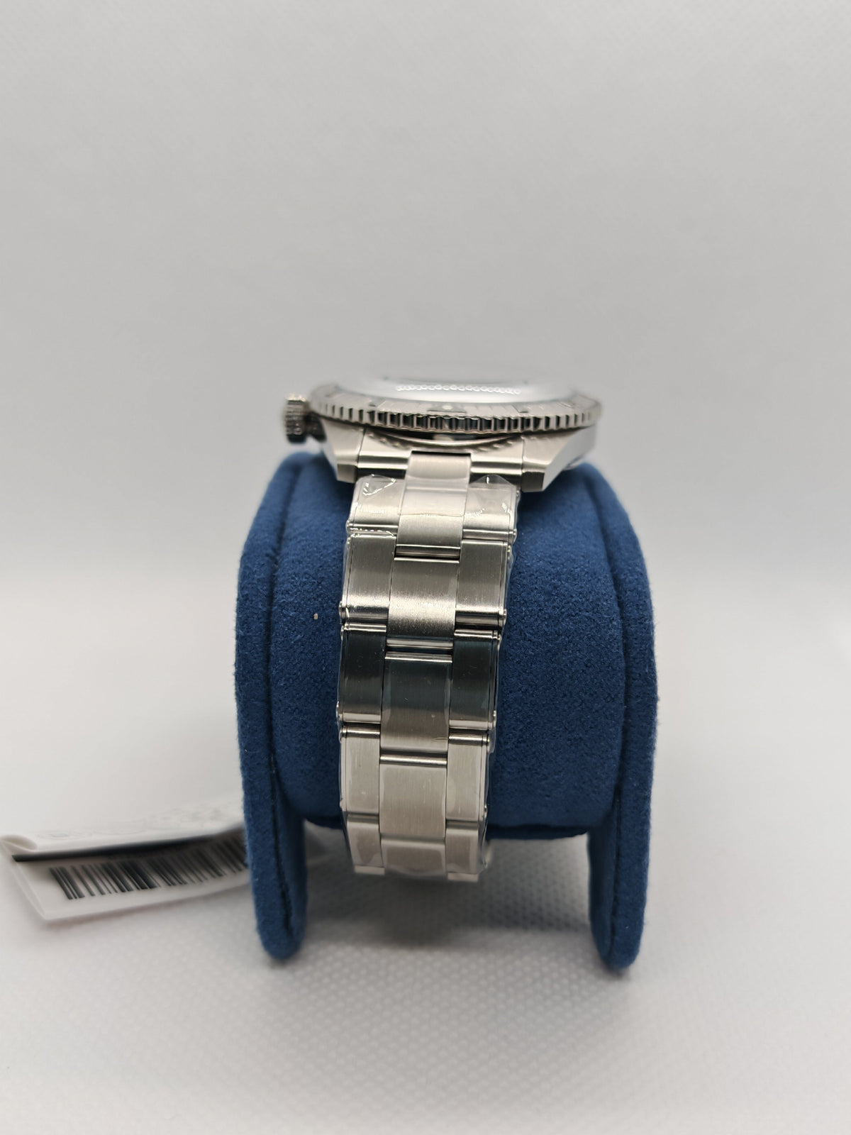 Orologio con bracciale in acciaio a maglie, cassa lucida, su supporto blu