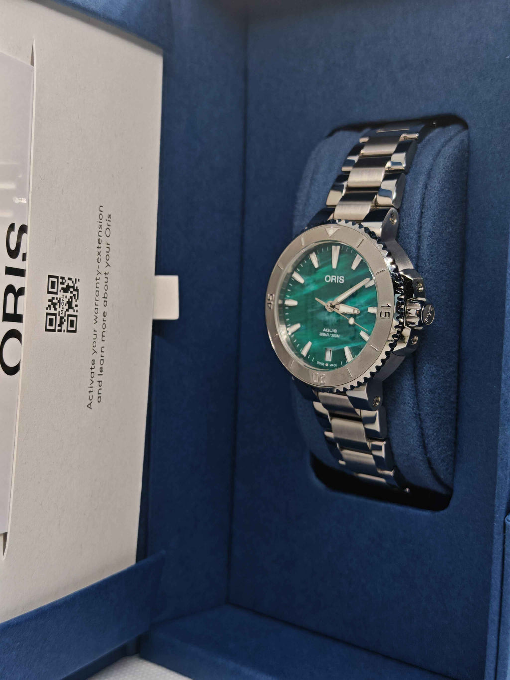 Orologio con quadrante verde e bracciale in acciaio nel cofanetto blu
