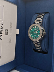 Orologio con quadrante verde e bracciale in acciaio nel cofanetto blu