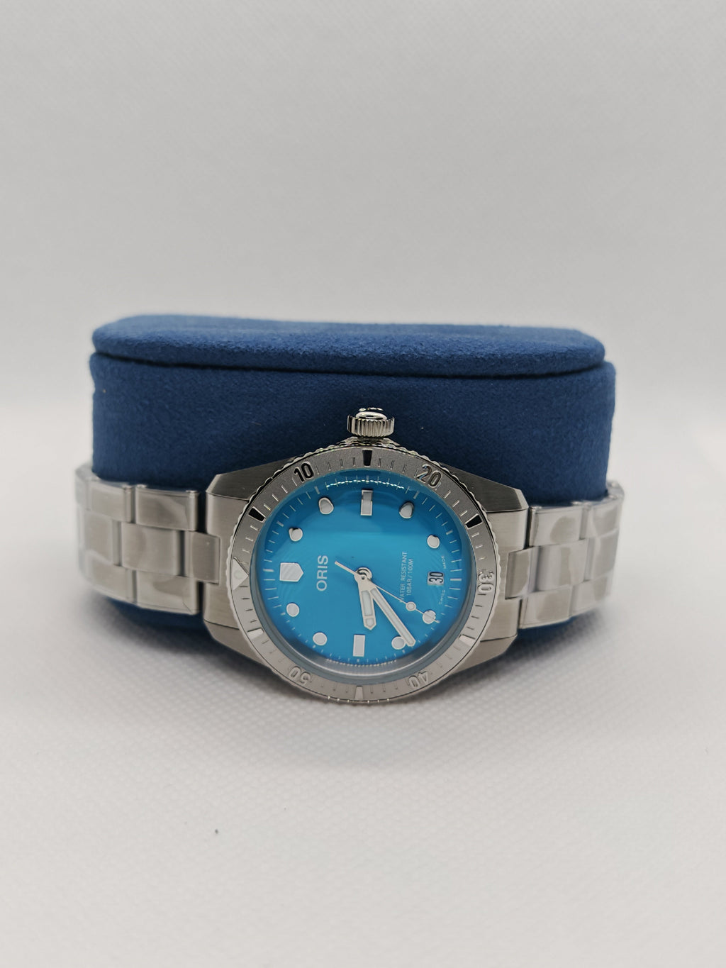 Orologio Oris con bracciale in acciaio e quadrante blu su supporto blu