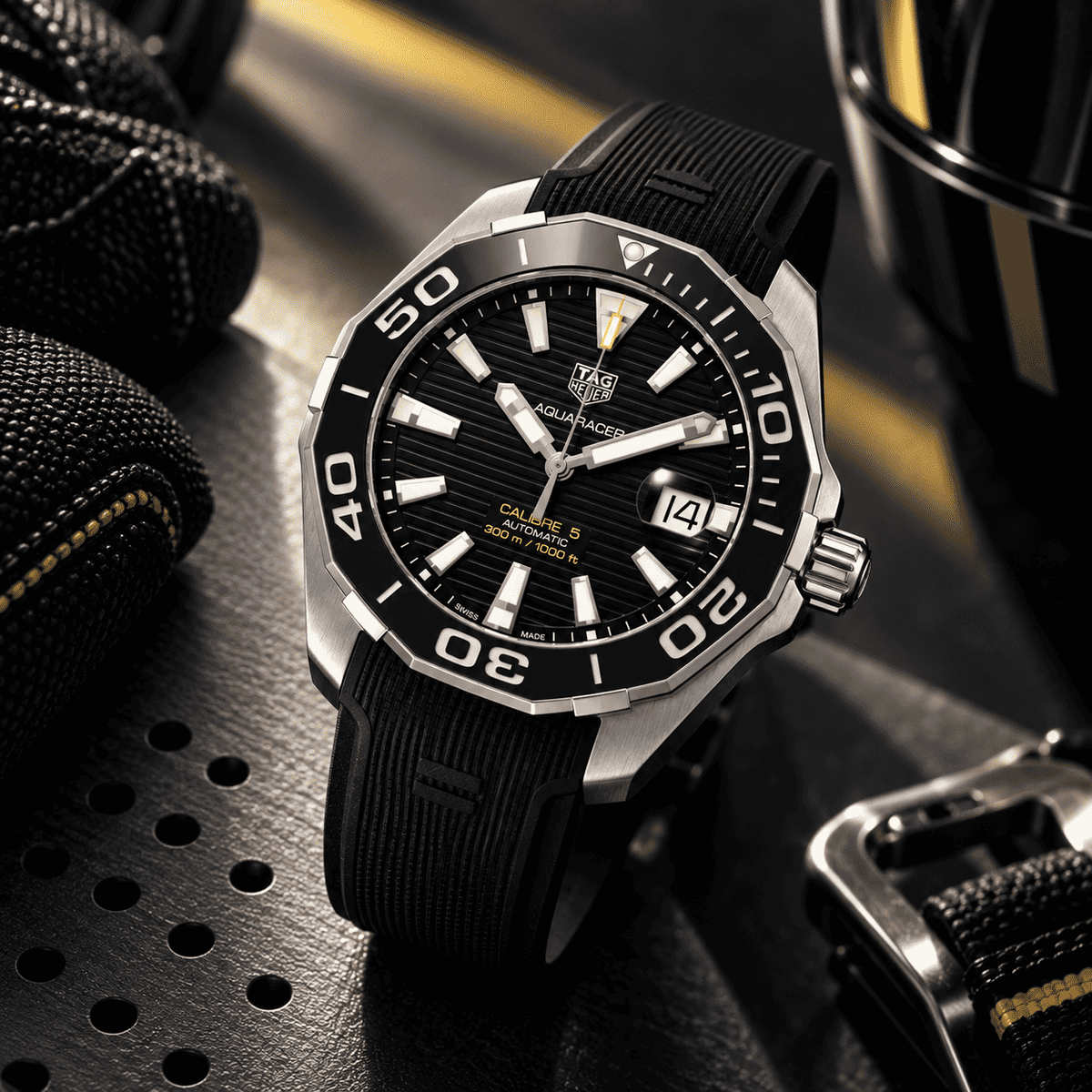 Orologio subacqueo TAG Heuer Aquaracer con lunetta nera e cinturino in gomma, datario
