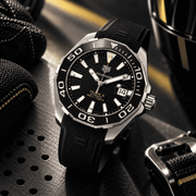 Orologio subacqueo TAG Heuer Aquaracer con lunetta nera e cinturino in gomma, datario