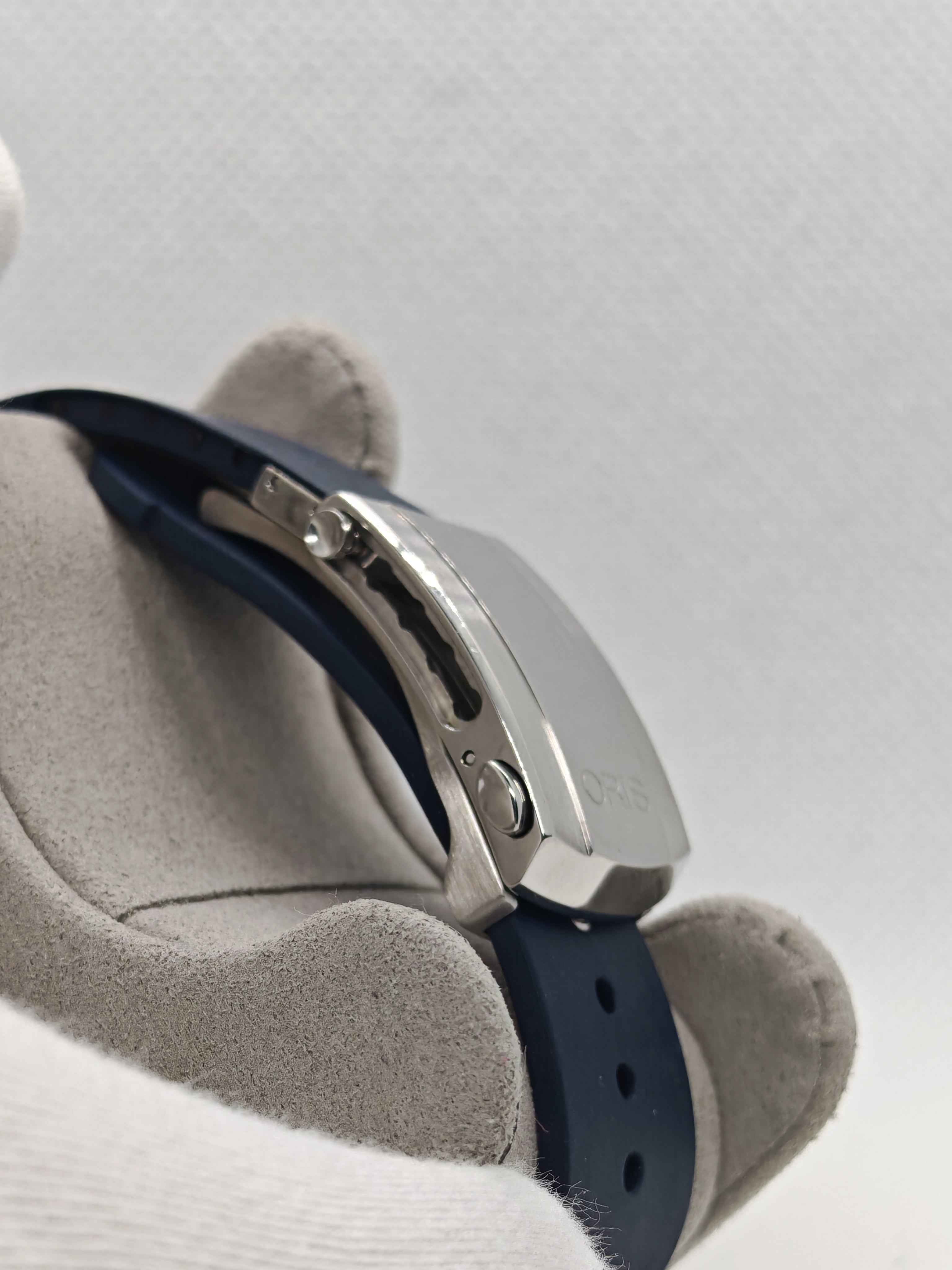 Cassa e cinturino blu dell’Orologio Oris Aquis GMT con fibbia metallica