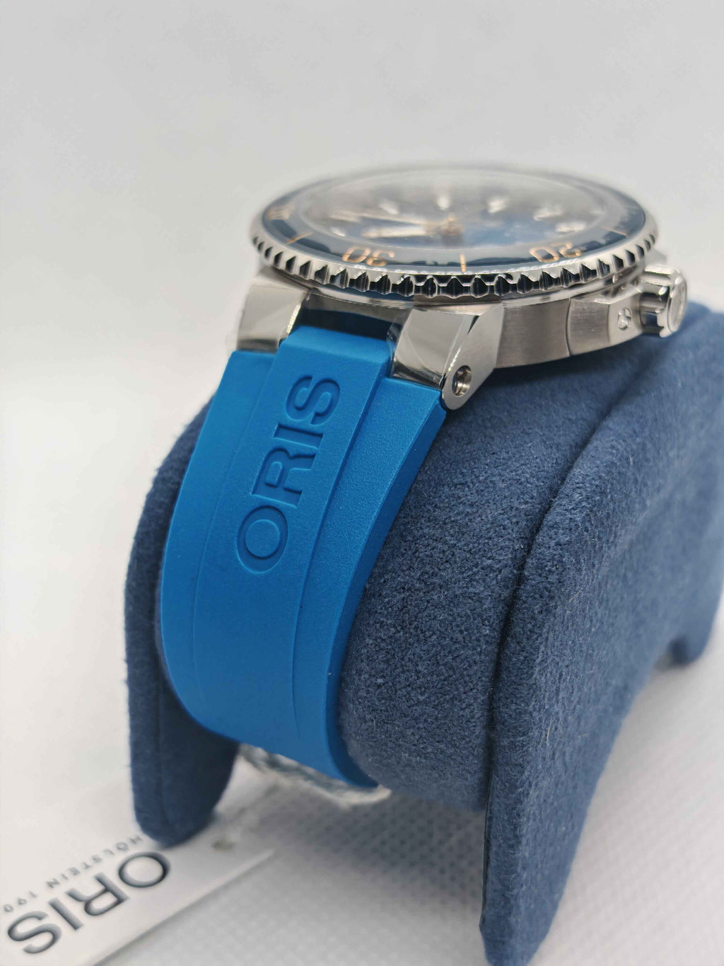 Orologio Oris con cinturino blu in caucciù e corona laterale in acciaio