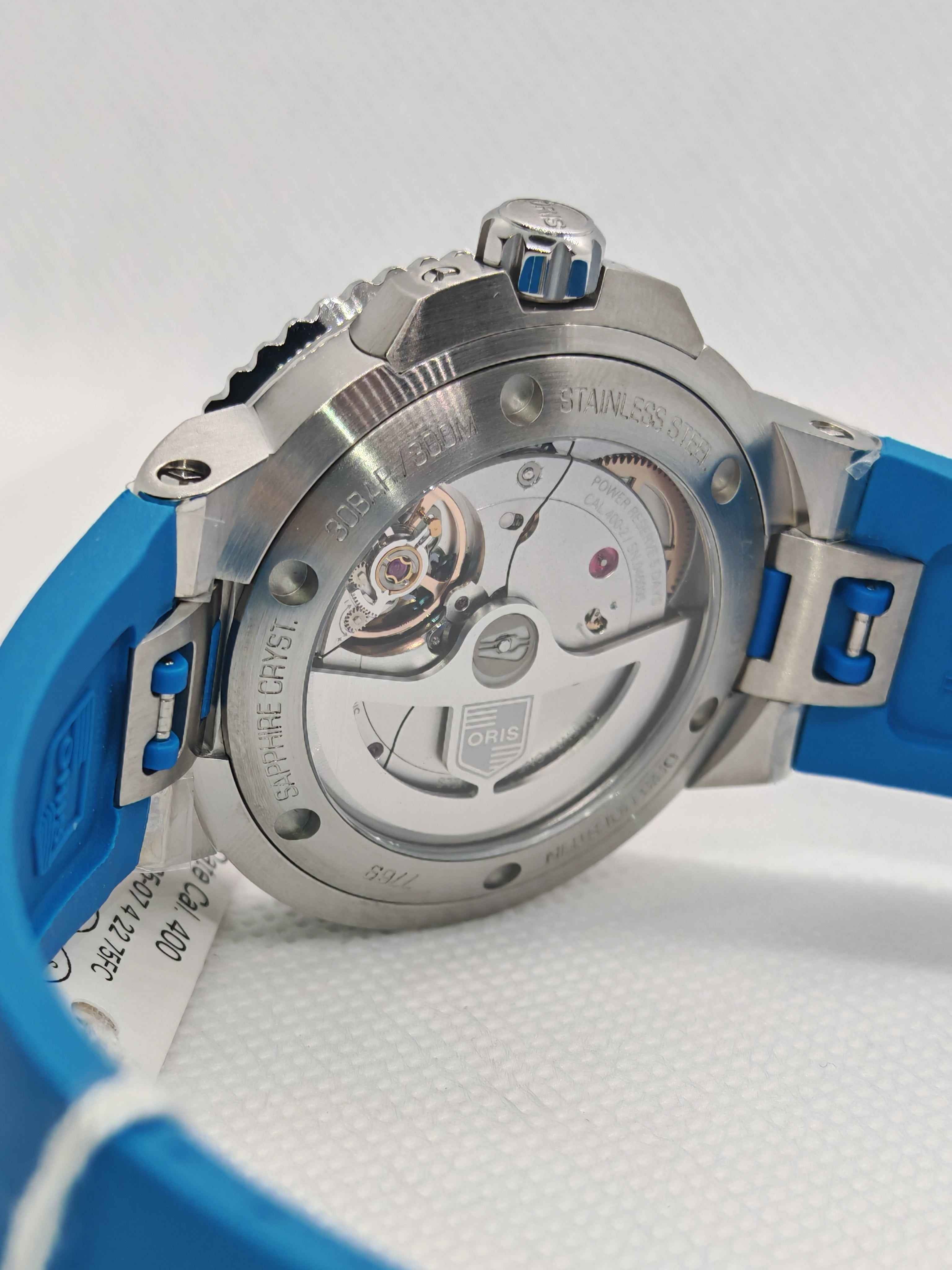 Orologio automatico Oris Aquis con cassa in acciaio e cinturino blu in caucciù