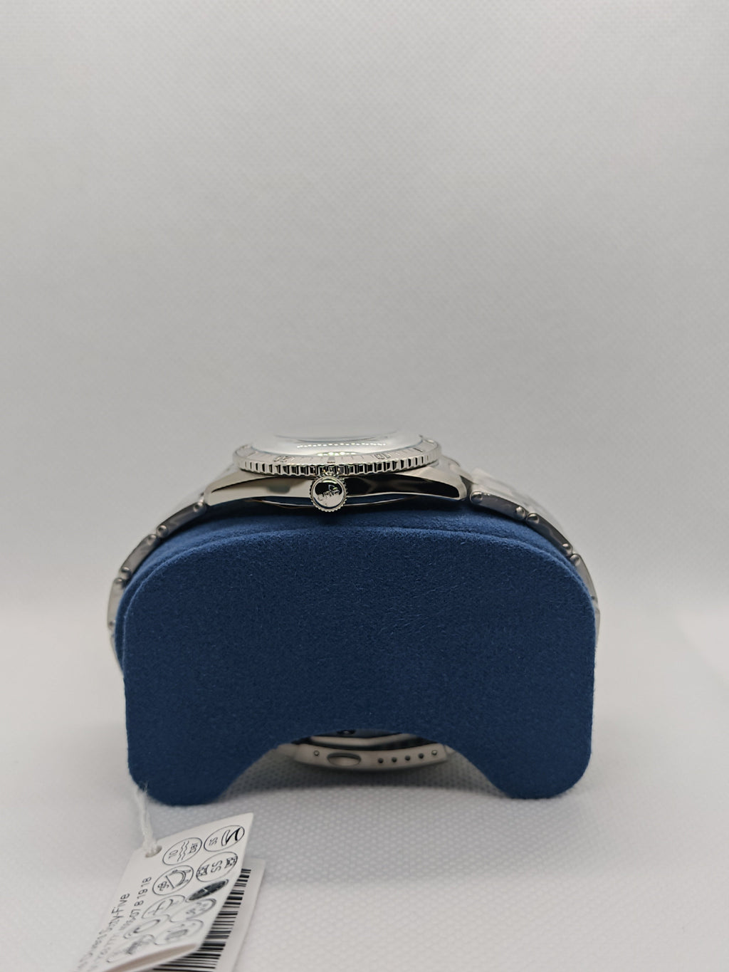 Orologio sub in acciaio con corona e ghiera, quadrante non visibile, su supporto blu