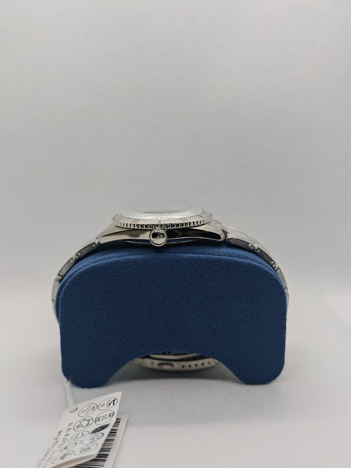 Orologio sub in acciaio con corona e ghiera, quadrante non visibile, su supporto blu