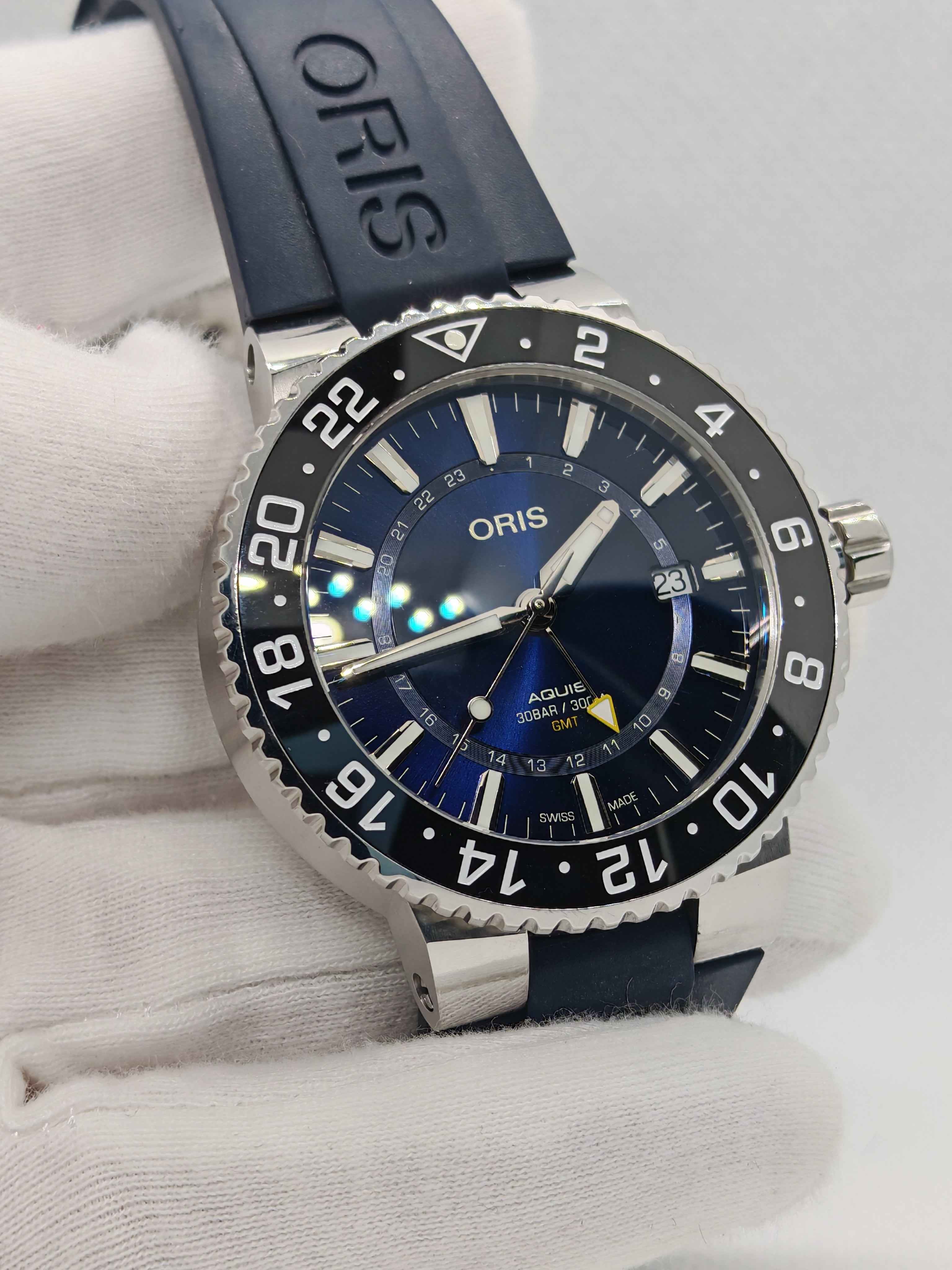 Orologio subacqueo Oris Aquis GMT quadrante blu con indici e lunetta numerata nera