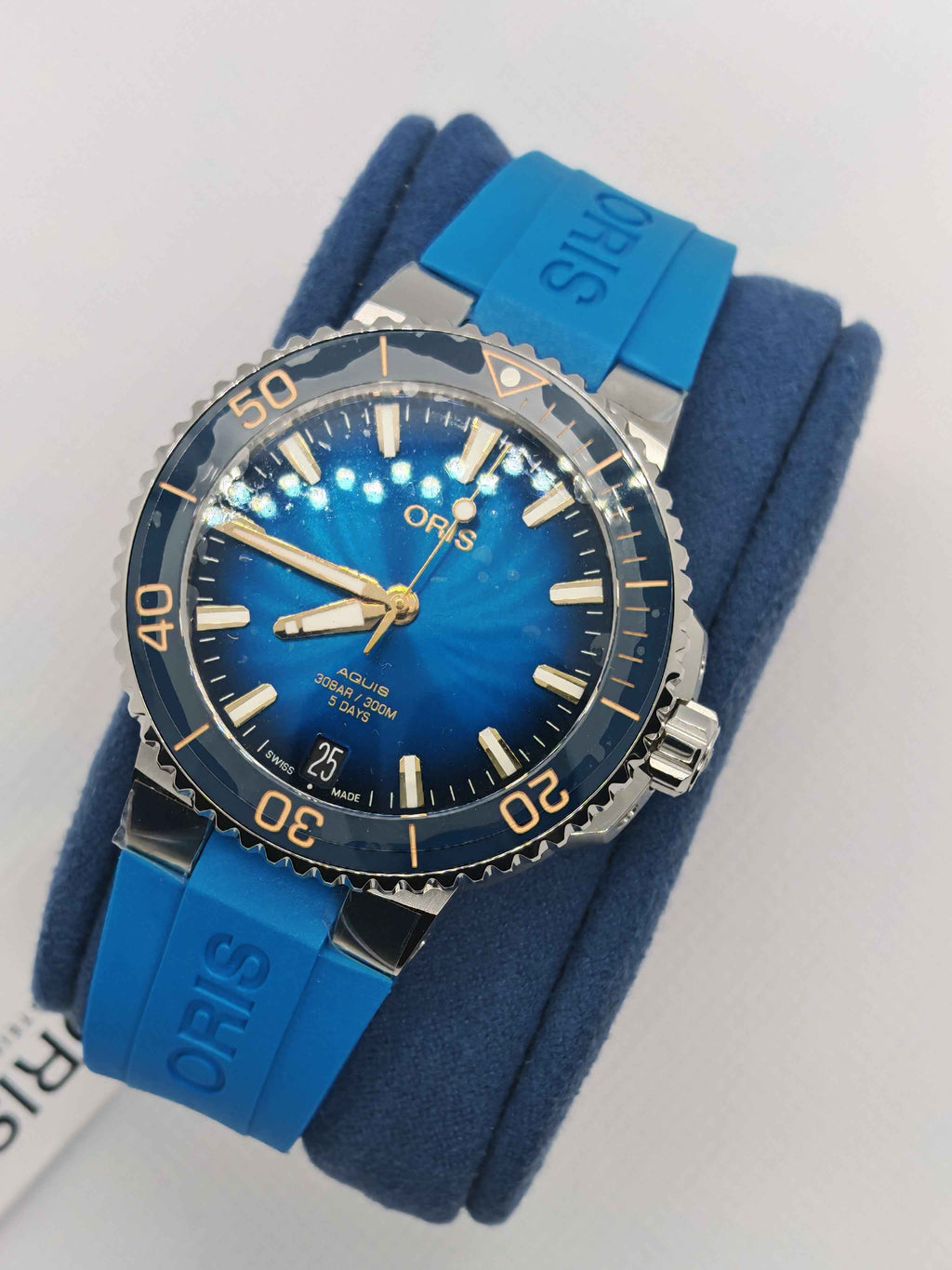 Orologio subacqueo Oris con quadrante blu, indici dorati e ghiera nera