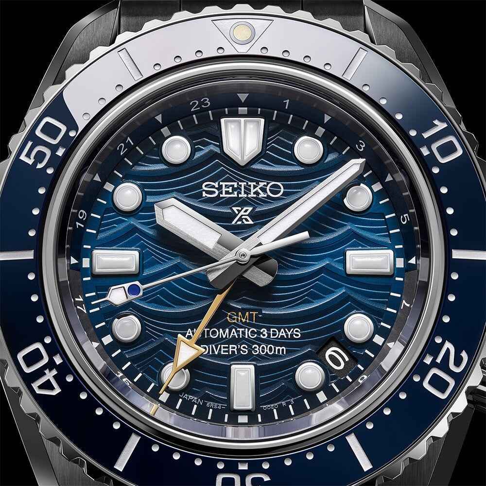 Orologio Seiko GMT Sub con quadrante blu a onde, indici e lancette luminose