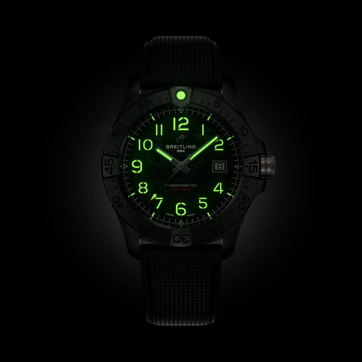 Orologio Breitling con quadrante nero che illumina verde, cinturino nero