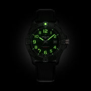 Orologio Breitling con quadrante nero che illumina verde, cinturino nero