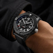 Orologio Breitling al polso: quadrante nero con indici bianchi e cinturino nero tessitura
