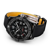 Orologio Breitling inclinato: cinturino nero con interno giallo e cassa nera