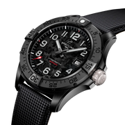 Orologio Breitling close-up: quadrante nero con numeri bianchi e indici in rilievo