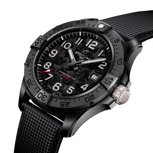 Orologio Breitling close-up: quadrante nero con numeri bianchi e indici in rilievo