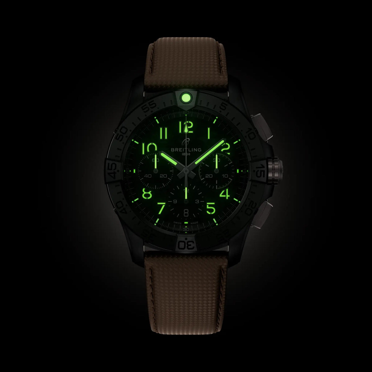 orologio Breitling Avenger con numeri luminescenti verdi su quadrante nero, cinturino sabbia