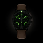 orologio Breitling Avenger con numeri luminescenti verdi su quadrante nero, cinturino sabbia