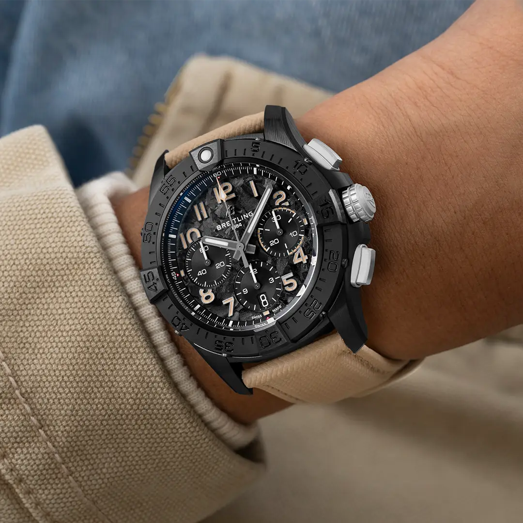 orologio Breitling Avenger al polso con quadrante nero e cinturino pelle sabbia