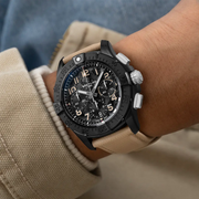 orologio Breitling Avenger al polso con quadrante nero e cinturino pelle sabbia