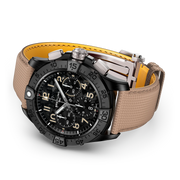 orologio Breitling Avenger con cassa nera e cinturino in pelle sabbia, dettagli arancioni