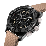Orologio Breitling Avenger con quadrante nero e dettagli cronografo su cassa nera