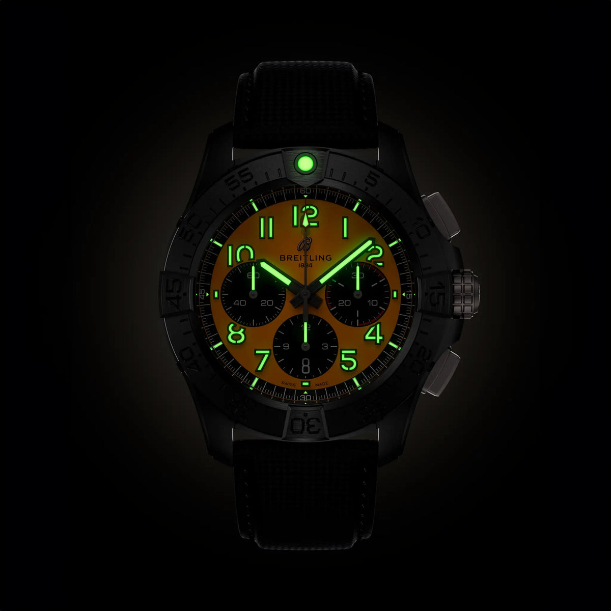 Orologio Breitling con lancette e indici verdi luminescenti su quadrante giallo