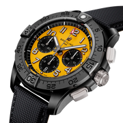 Orologio Breitling con quadrante giallo e cronografi neri, cassa nera e cinturino in pelle