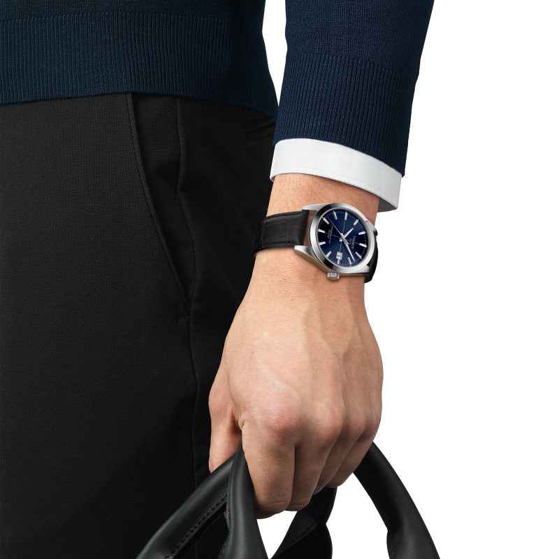 Orologio da polso con quadrante blu scuro e cinturino in pelle nera.