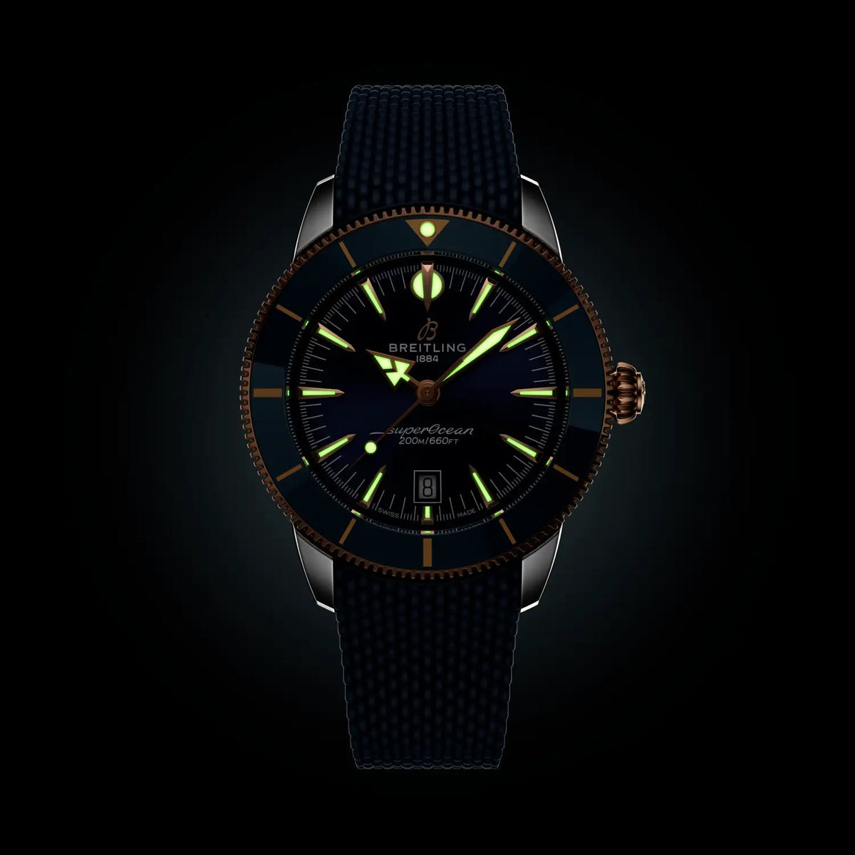 Orologio subacqueo Breitling con quadrante blu luminescente verde e cinturino blu in caucciù