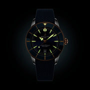 Orologio subacqueo Breitling con quadrante blu luminescente verde e cinturino blu in caucciù