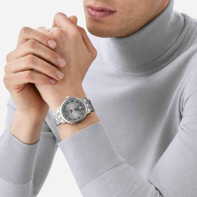 Orologio Montblanc con quadrante grigio su polso, bracciale in acciaio a maglie.