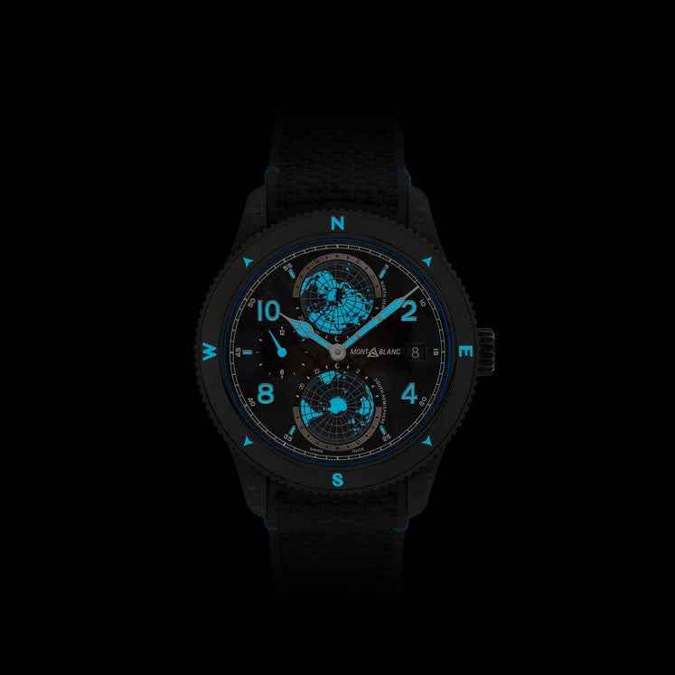 Orologio nero con quadrante scuro e dettagli blu luminescenti.