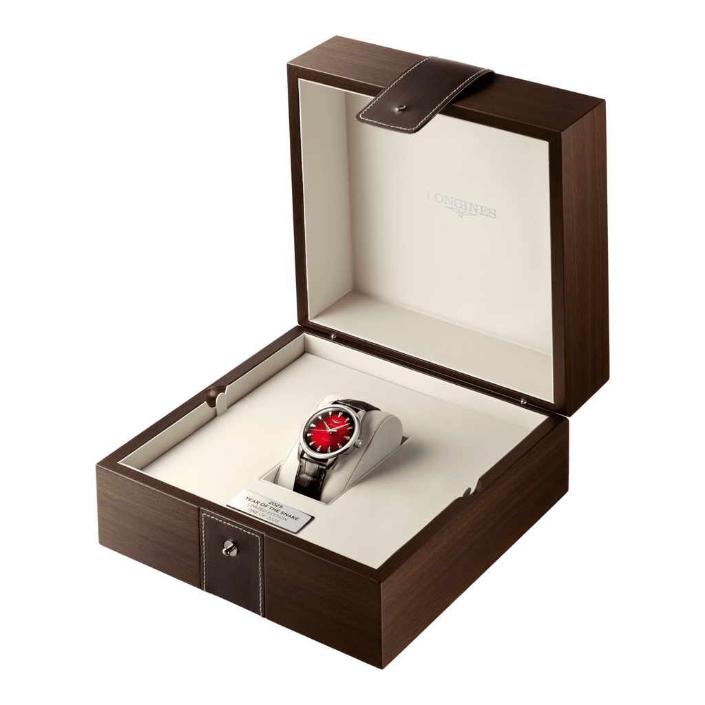 Orologio automatico con quadrante rosso in cassa d'acciaio, nella confezione aperta in legno
