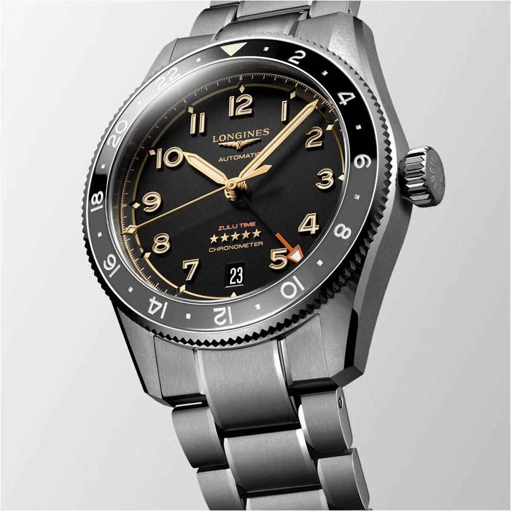 Orologio Longines con quadrante nero e indici dorati, cassa titanio, corona laterale