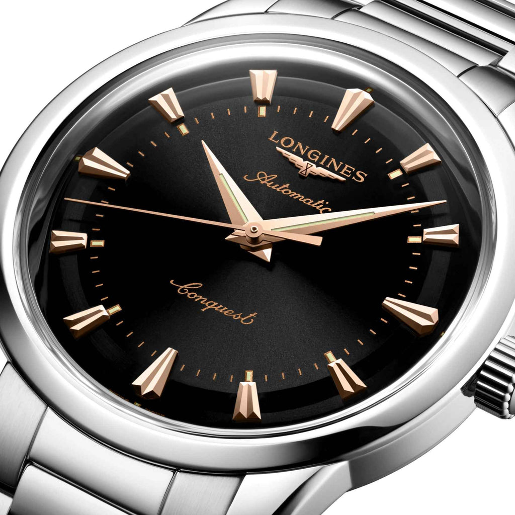 Orologio automatico con quadrante nero, indici e lancette color oro, cassa in acciaio