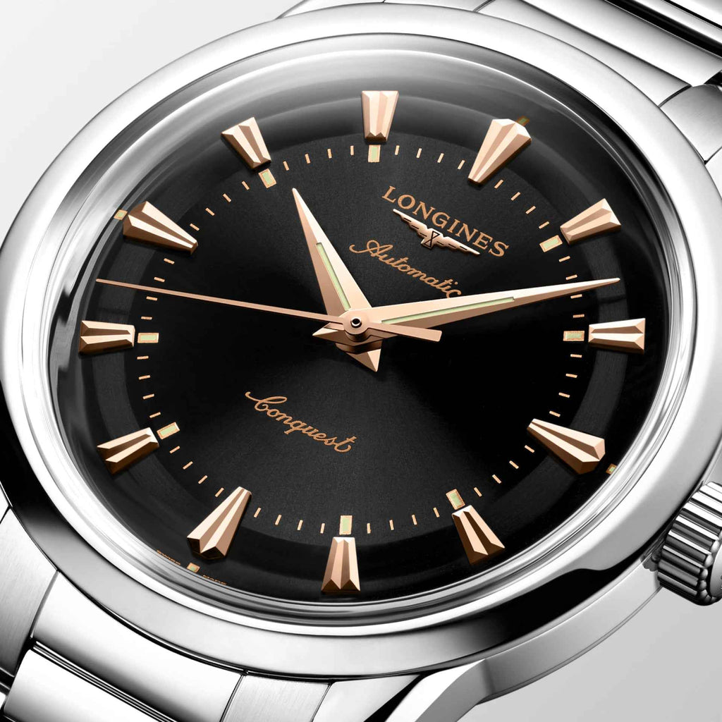 Orologio automatico Conquest: quadrante nero con lancette e indici oro rosa, dettagli Longines.