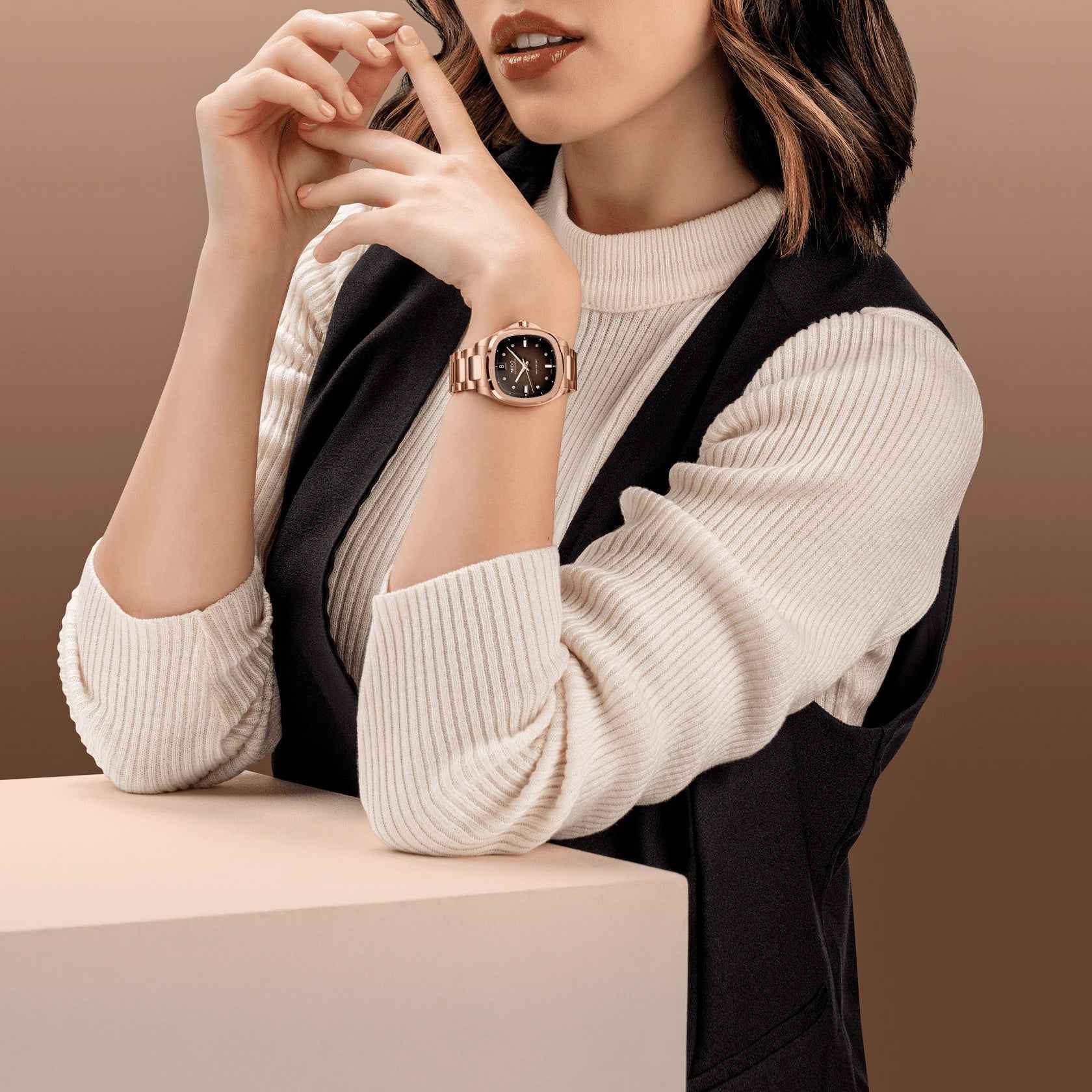 Orologio Mido Multifort automatico con quadrante nero e bracciale PVD oro rosa indossato