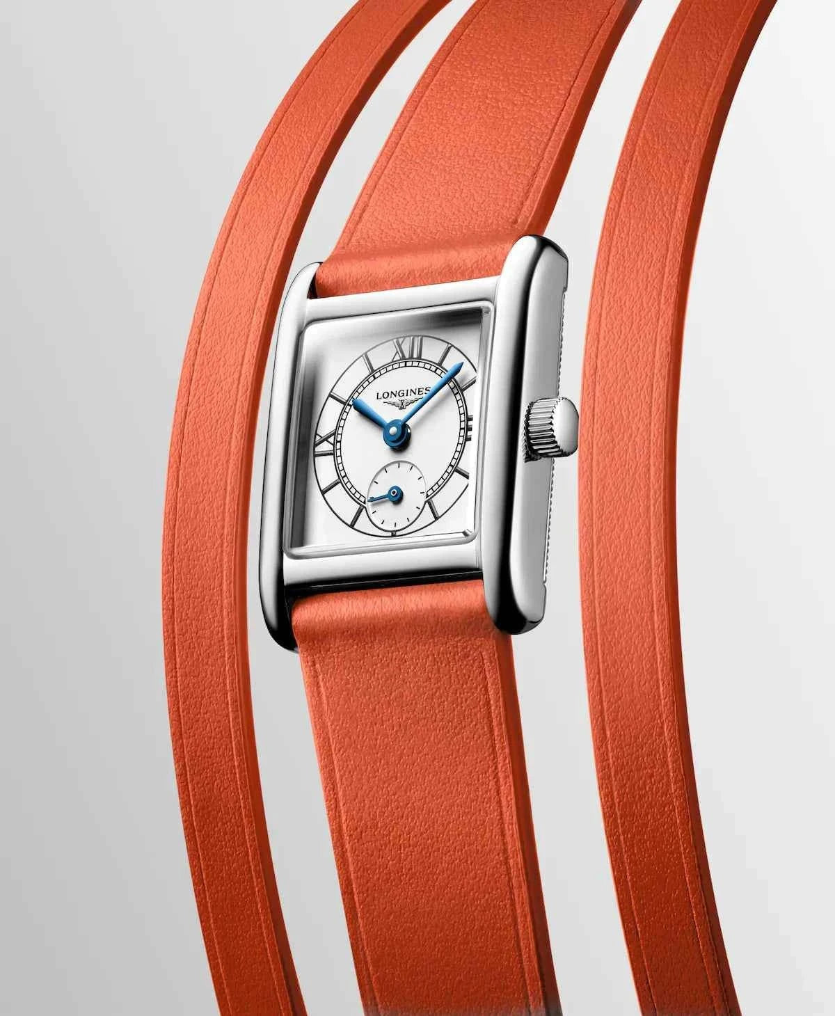 Orologio Longines Mini Dolcevita con cinturino arancione e cassa rettangolare argento.