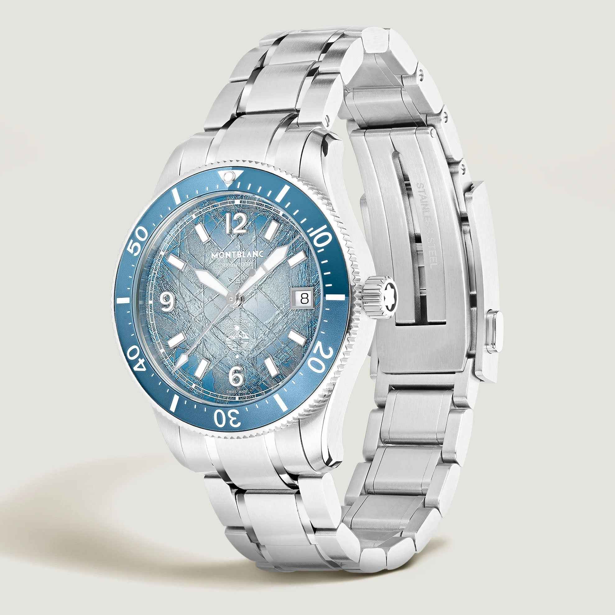 Orologio Montblanc automatico vista laterale: acciaio e quadrante blu, datario