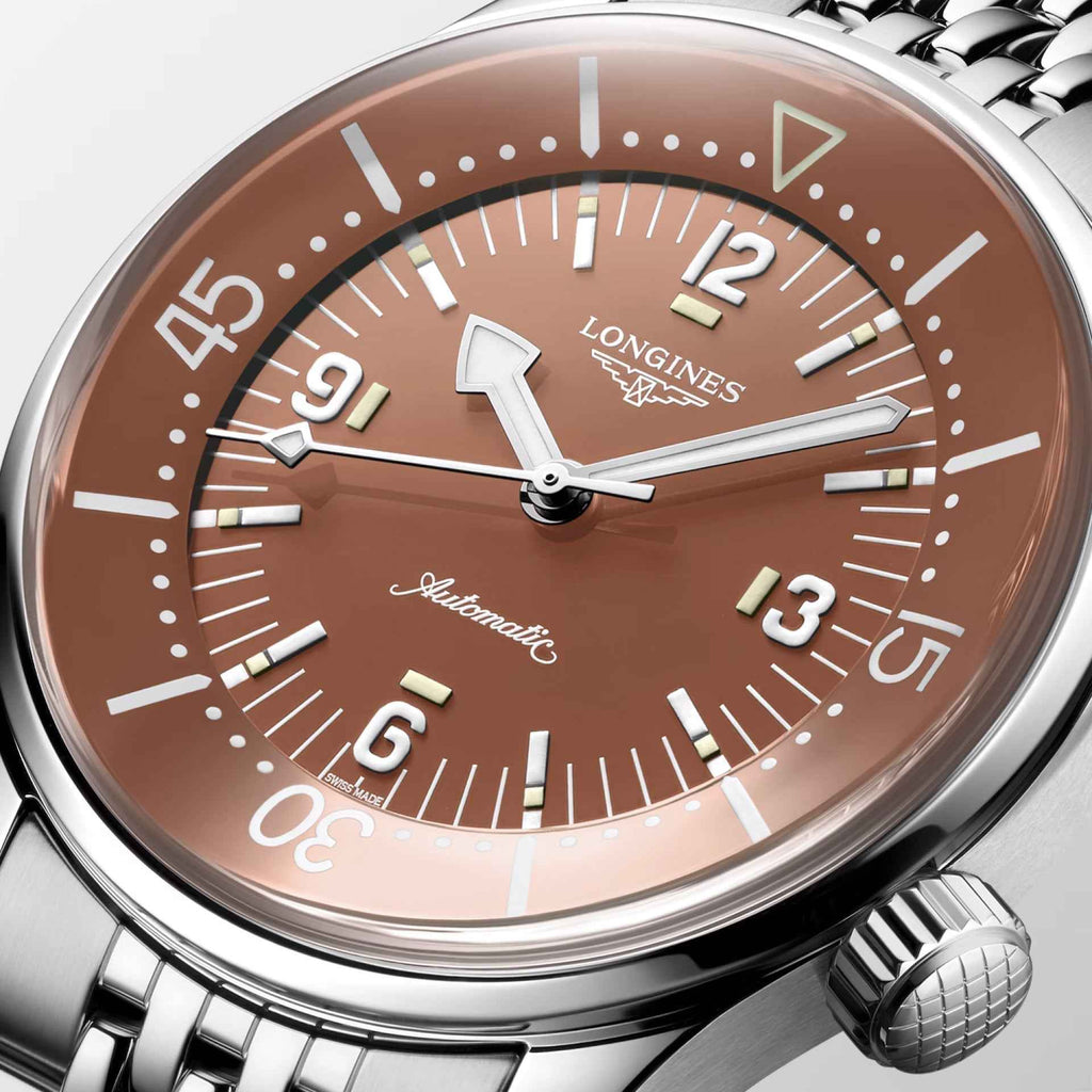 Orologio Longines Legend Diver 39mm: primo piano quadrante terracotta, indici e corona in acciaio