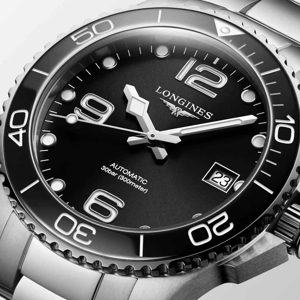 Quadrante nero dell’orologio Longines Hydroconquest, datario 23, ghiera in metallo