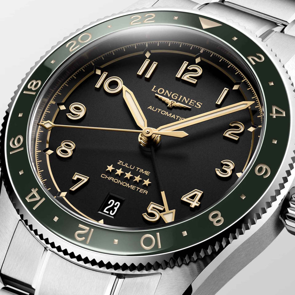 Primo piano: quadrante antracite e lunetta verde dell’orologio automatico Longines