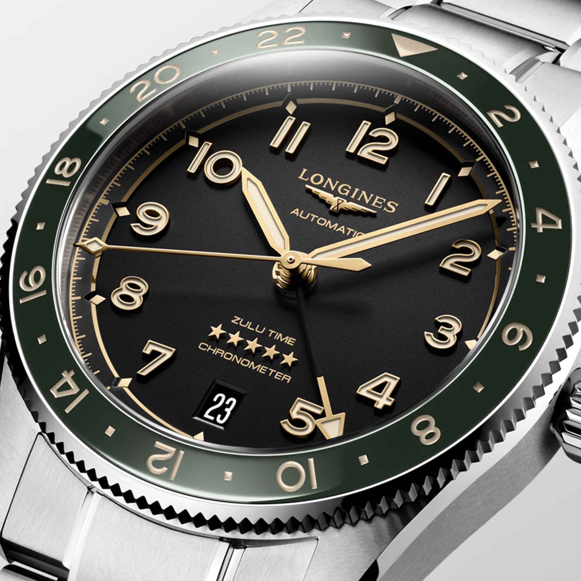 Primo piano: quadrante antracite e lunetta verde dell’orologio automatico Longines